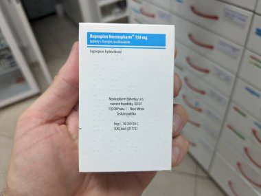 Prag, Çek Cumhuriyeti - 9 Temmuz 2024: BuproPION NEURAXPHARM tabletleri ve NEURAXPHARM tarafından açık madde, depresyon ve sigara bırakma için kullanılır.