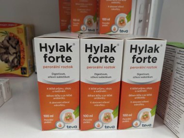 Prag, Çek Cumhuriyeti - 13 Temmuz 2024: Gastrointestinal sağlık ve sindirim desteği için kullanılan LACTIC ACID aktif maddesiyle HYLAK kalesi oral düşüşü.