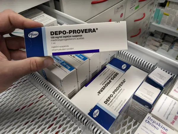 Prag, Çek Cumhuriyeti-Ağustos 7 2024: MEDROXYPROGESTERON aktif maddeyle DEPO-PROVERA ilaç kutusu