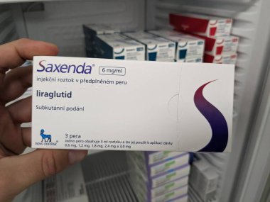Prag, Çek Cumhuriyeti-17 Haziran 2024: Novo Nordisk 'in Liraglutide aktif maddesi içeren ilaç kutusu, obezite, ağırlık yönetimi ve diyabet tedavisinde kullanılıyor