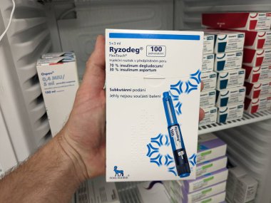 Prag, Çek Cumhuriyeti - 6 Aralık 2024: NOVO NORDISK tarafından INSULIN DEGLUDEC ve INSULIN ASPART aktif maddeleri ile RYZODEG enjeksiyonu.