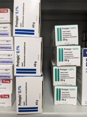 Prag, Çek Cumhuriyeti - 9 Temmuz 2024: Egzama ve atopik dermatit tedavisi için kullanılan TACROLIMUS aktif maddesi ile PROTOPIC merhemi.