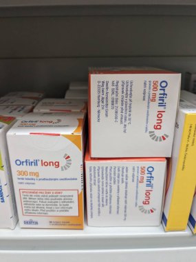  Prag, Çek Cumhuriyeti-17 Haziran 2024: Desitin tarafından epilepsi, nöbet ve epileptik nöbetlerin tedavisinde kullanılan Valproik asit içeren Orfiril Long ilaç kutusu