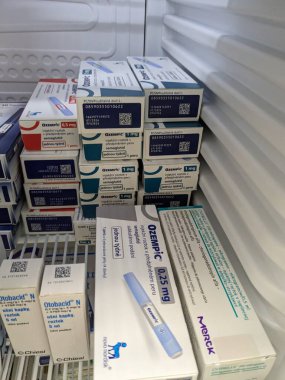 Prag, Çek Cumhuriyeti-10 Ağustos 2024: NOVO NORDISK tarafından kullanılan SEMAGLUTIDE aktif maddesi ile OZEMPIC ilaç kutusu, tip 2 diyabet, ağırlık yönetimi.