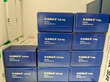 Prag, Çek Cumhuriyeti-7 Ağustos 2024: Pfizer 'ın Alprazolam aktif maddesiyle birlikte Xanax ilaç kutusu, anksiyete ve panik bozukluklarının tedavisinde kullanılır.