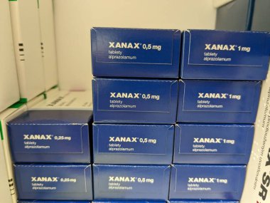 Prag, Çek Cumhuriyeti-7 Ağustos 2024: Pfizer 'ın Alprazolam aktif maddesiyle birlikte Xanax ilaç kutusu, anksiyete ve panik bozukluklarının tedavisinde kullanılır.
