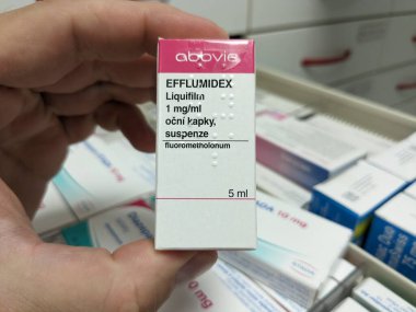 Prag, Çek Cumhuriyeti-13 Temmuz 2024: ABBVIE 'in FLUOCINOLONE ACETONIDE aktif maddesiyle EFFLUMIDEX ABBVIE, egzama tedavisi için kullanılır.