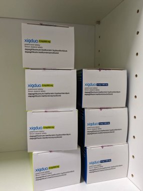 Prag, Çek Cumhuriyeti - 9 Temmuz 2024: Tip 2 diyabet tedavisinde kullanılan DAPAGLIFLOZIN ve METFORMIN aktif maddeleriyle XIGDUO ilaç kutusu.