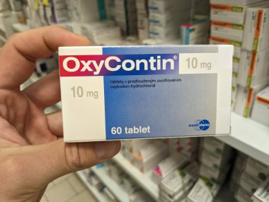 Prag, Çek Cumhuriyeti - 28 Haziran 2024: OXY _ CONTIN kutu dolusu ilaç Purdue Pharma tarafından oksikodon aktif maddeyle, kronik ve şiddetli ağrı kesici tedavisinde kullanılır.