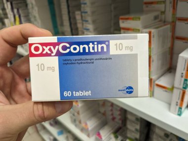 Prag, Çek Cumhuriyeti - 28 Haziran 2024: OXY _ CONTIN kutu dolusu ilaç Purdue Pharma tarafından oksikodon aktif maddeyle, kronik ve şiddetli ağrı kesici tedavisinde kullanılır.