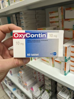 Prag, Çek Cumhuriyeti - 28 Haziran 2024: OXY _ CONTIN kutu dolusu ilaç Purdue Pharma tarafından oksikodon aktif maddeyle, kronik ve şiddetli ağrı kesici tedavisinde kullanılır.