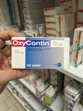 Prag, Çek Cumhuriyeti - 28 Haziran 2024: OXY _ CONTIN kutu dolusu ilaç Purdue Pharma tarafından oksikodon aktif maddeyle, kronik ve şiddetli ağrı kesici tedavisinde kullanılır.