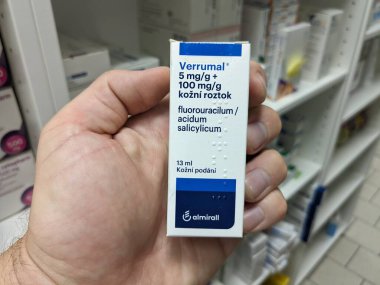 Prag, Çek Cumhuriyeti-Ağustos 7-2024: ALMIRALL tarafından kullanılan FLUOROURACIL aktif maddeli VERRUMAL ilaç kutusu, cilt siğillerinin tedavisinde kullanıldı