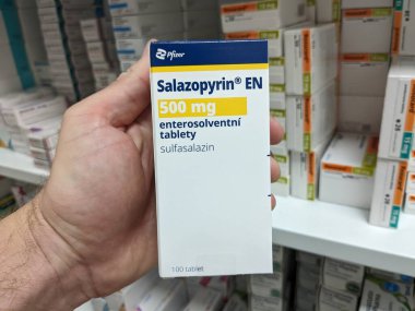 Prag, Çek Cumhuriyeti-7 Ağustos 2024: SALAZOPYRIN EN kutu dolusu ilaç ve PFIZER tarafından aktif madde, ülseratif kolit tedavisi için kullanılır, Crohn hastalığı