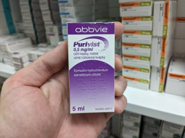 Prag, Çek Cumhuriyeti-7 Ağustos 2024: ABBVIE tarafından HYDROXYZINE aktif maddesiyle birlikte PURIVIST ilaç kutusu, alerji ve anksiyete tedavisinde kullanılır