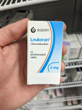Prag, Çek Cumhuriyeti - 9 Temmuz 2024: Lösemi ve lenfoma tedavisinde kullanılan CHLORAMBUCIL aktif maddeyle LEUKERAN ilaç kutusu.