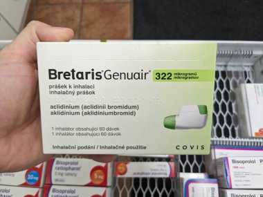 Prag, Çek Cumhuriyeti - 9 Temmuz 2024: ALMIRALL tarafından ACLIDINIUM aktif madde ile birlikte BRETARIS GENUAIR kutusu, COPD ve solunum sağlığı tedavisinde kullanılır.
