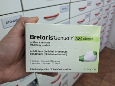 Prag, Çek Cumhuriyeti - 9 Temmuz 2024: ALMIRALL tarafından ACLIDINIUM aktif madde ile birlikte BRETARIS GENUAIR kutusu, COPD ve solunum sağlığı tedavisinde kullanılır.