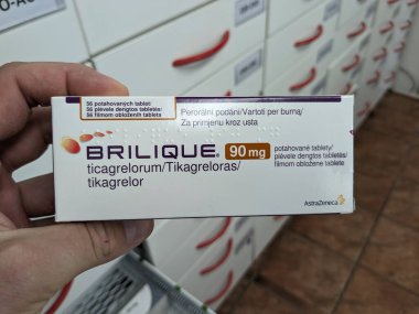 Prag, Çek Cumhuriyeti - 9 Temmuz 2024: AstraZeneca tarafından kalp krizi ve felcin önlenmesi için kullanılan tikagrelor aktif maddeyle dolu BRILIQUE ilaç kutusu.