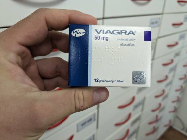 Prag, Çek Cumhuriyeti - 9 Temmuz 2024: PFIZER 'in SILDENAFIL aktif maddesiyle birlikte viAGRA ilaç kutusu, ereksiyon bozukluğu ve erkek sağlığı tedavisinde kullanılır..