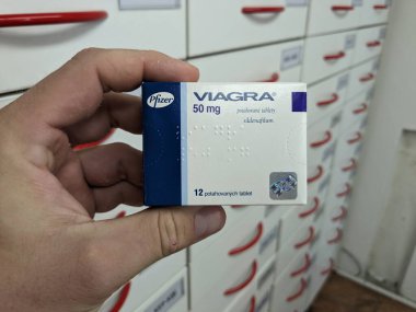 Prag, Çek Cumhuriyeti - 9 Temmuz 2024: PFIZER 'in SILDENAFIL aktif maddesiyle birlikte viAGRA ilaç kutusu, ereksiyon bozukluğu ve erkek sağlığı tedavisinde kullanılır..