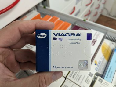 Prag, Çek Cumhuriyeti - 9 Temmuz 2024: PFIZER 'in SILDENAFIL aktif maddesiyle birlikte viAGRA ilaç kutusu, ereksiyon bozukluğu ve erkek sağlığı tedavisinde kullanılır..