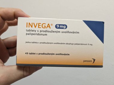 Prag, Çek Cumhuriyeti - 9 Temmuz 2024: JANSSEN tarafından Şizofreni ve bipolar bozukluğun tedavisinde kullanılan PALIPERIDone aktif maddesi ile INVEGA ilaç kutusu.