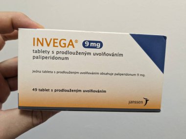 Prag, Çek Cumhuriyeti - 9 Temmuz 2024: JANSSEN tarafından Şizofreni ve bipolar bozukluğun tedavisinde kullanılan PALIPERIDone aktif maddesi ile INVEGA ilaç kutusu.