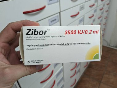 Prag, Çek Cumhuriyeti - 9 Temmuz 2024: BEMIPARIN SODIUM aktif maddesiyle ZIBOR ilaç kutusu, kan pıhtılaşmasını önlemek için kullanılır.
