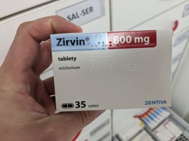 Prag, Çek Cumhuriyeti - 9 Temmuz 2024: Herpes ve antiviral enfeksiyonların tedavisinde kullanılan ACICLOVIR aktif maddeyle ZIRVIN ilaç kutusu.