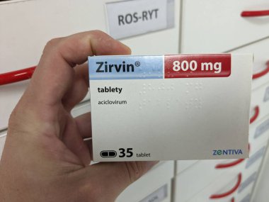 Prag, Çek Cumhuriyeti - 9 Temmuz 2024: Herpes ve antiviral enfeksiyonların tedavisinde kullanılan ACICLOVIR aktif maddeyle ZIRVIN ilaç kutusu.
