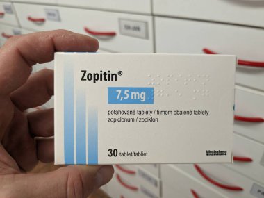Prag, Çek Cumhuriyeti - 9 Temmuz 2024: ZOPITIN kutu dolusu ZOPICLone aktif maddesi KRKA tarafından uykusuzluk ve uyku bozukluklarının tedavisinde kullanıldı.