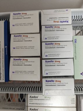 Prag, Çek Cumhuriyeti - 9 Temmuz 2024: BAYER tarafından RİVAROXABAN aktif maddesi içeren XARELTO tabletleri, kan sulandırma ve derin ven trombozunun önlenmesi, akciğer embolisi, atriyal fibrilasyon ve felç için antikoagülan olarak kullanılır..