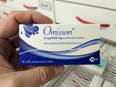 Prag, Çek Cumhuriyeti - 9 Temmuz 2024: GEDEON RICHTER tarafından kullanılan DESOGESTREL ve EthingYL ESTRADIOL aktif maddeler ile OMISSON ilaç kutusu.