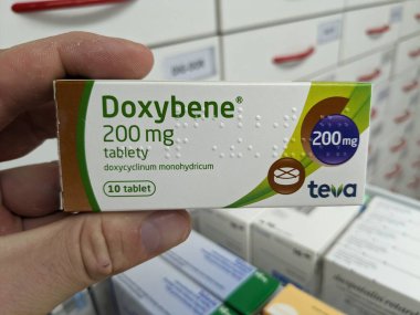 Prag, Çek Cumhuriyeti - 9 Temmuz 2024: DOXYBENE ilaç kutusu, TEVA tarafından aktif madde, bakteriyel enfeksiyon ve akne tedavisinde kullanılır.