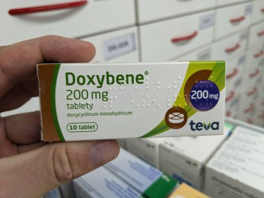 Prag, Çek Cumhuriyeti - 9 Temmuz 2024: DOXYBENE ilaç kutusu, TEVA tarafından aktif madde, bakteriyel enfeksiyon ve akne tedavisinde kullanılır.