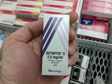 Prag, Çek Cumhuriyeti - 9 Temmuz 2024: Glakom ve intraoküler basıncın tedavisinde kullanılan BETAXOLOL aktif maddeyle BETOPTIC S göz damlası kutusu.