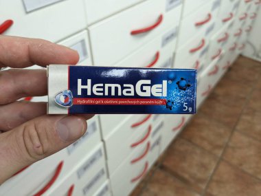 Prag, Çek Cumhuriyeti - 9 Temmuz 2024: WAKE tarafından HYDROGEL aktif maddeyle birlikte HEMAGEL jel kutusu.