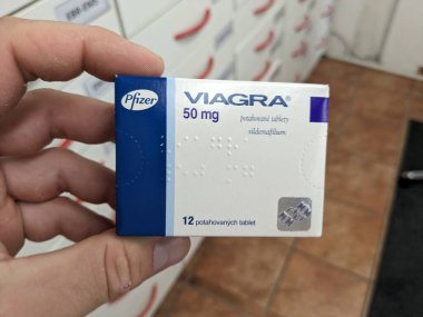 Prag, Çek Cumhuriyeti - 9 Temmuz 2024: PFIZER 'in SILDENAFIL aktif maddesiyle birlikte viAGRA ilaç kutusu, ereksiyon bozukluğu ve erkek sağlığı tedavisinde kullanılır..