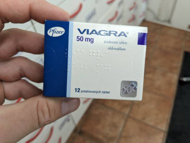 Prag, Çek Cumhuriyeti - 9 Temmuz 2024: PFIZER 'in SILDENAFIL aktif maddesiyle birlikte viAGRA ilaç kutusu, ereksiyon bozukluğu ve erkek sağlığı tedavisinde kullanılır..