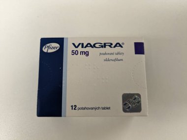 Prag, Çek Cumhuriyeti - 9 Temmuz 2024: PFIZER 'in SILDENAFIL aktif maddesiyle birlikte viAGRA ilaç kutusu, ereksiyon bozukluğu ve erkek sağlığı tedavisinde kullanılır..