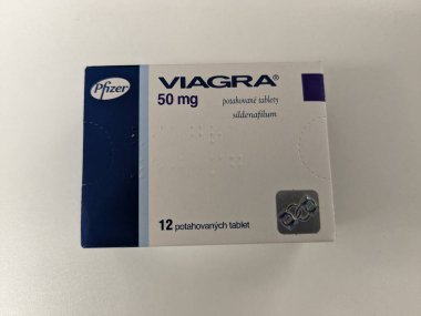 Prag, Çek Cumhuriyeti - 9 Temmuz 2024: PFIZER 'in SILDENAFIL aktif maddesiyle birlikte viAGRA ilaç kutusu, ereksiyon bozukluğu ve erkek sağlığı tedavisinde kullanılır..