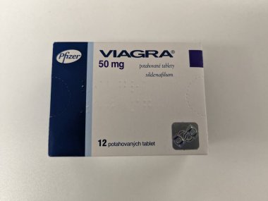 Prag, Çek Cumhuriyeti - 9 Temmuz 2024: PFIZER 'in SILDENAFIL aktif maddesiyle birlikte viAGRA ilaç kutusu, ereksiyon bozukluğu ve erkek sağlığı tedavisinde kullanılır..