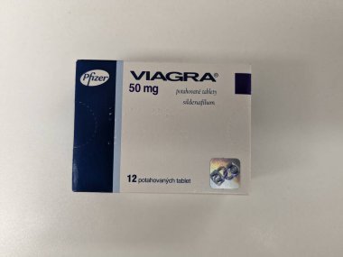 Prag, Çek Cumhuriyeti - 9 Temmuz 2024: PFIZER 'in SILDENAFIL aktif maddesiyle birlikte viAGRA ilaç kutusu, ereksiyon bozukluğu ve erkek sağlığı tedavisinde kullanılır..