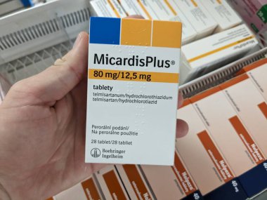 Prag, Çek Cumhuriyeti-9 Temmuz 2024: Micardis Plus kutu dolusu Telmisartan ve Hydrochlorothiazide aktif maddeler Boehringer Ingelheim tarafından hipertansiyon, yüksek tansiyon ve kardiyovasküler hastalıkların tedavisinde kullanıldı.