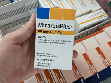 Prag, Çek Cumhuriyeti-9 Temmuz 2024: Micardis Plus kutu dolusu Telmisartan ve Hydrochlorothiazide aktif maddeler Boehringer Ingelheim tarafından hipertansiyon, yüksek tansiyon ve kardiyovasküler hastalıkların tedavisinde kullanıldı.