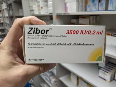 Prag, Çek Cumhuriyeti - 9 Temmuz 2024: BEMIPARIN SODIUM aktif maddesiyle ZIBOR ilaç kutusu, kan pıhtılaşmasını önlemek için kullanılır.