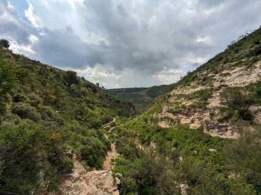 Ürdün Patikası Ramazan boyunca çölde kuzeyden güneye yürüyor. Çölde ve kayalık dağlarda yürüyüş yapmak, Arap dünyalarını deneyimlemek engebeli araziler. Uzun mesafe yürüyüş yolları.
