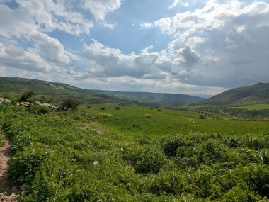 Ürdün Patikası Ramazan boyunca çölde kuzeyden güneye yürüyor. Çölde ve kayalık dağlarda yürüyüş yapmak, Arap dünyalarını deneyimlemek engebeli araziler. Uzun mesafe yürüyüş yolları.