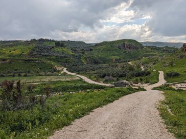 Ürdün Patikası Ramazan boyunca çölde kuzeyden güneye yürüyor. Çölde ve kayalık dağlarda yürüyüş yapmak, Arap dünyalarını deneyimlemek engebeli araziler. Uzun mesafe yürüyüş yolları.